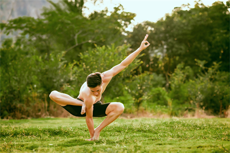 苏州瑜伽培训——拉伸背阔肌